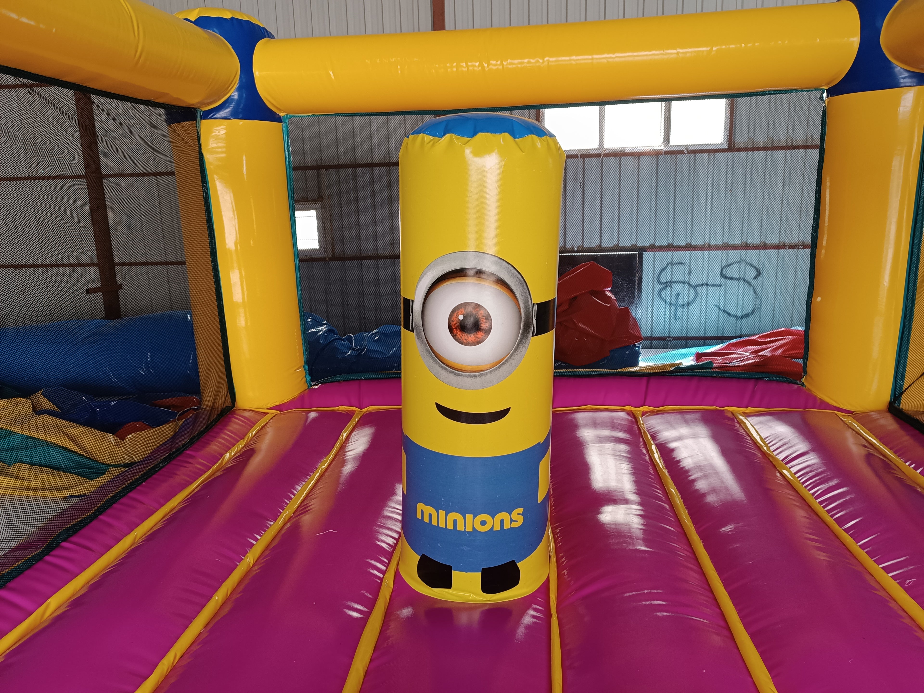 Minyon Temalı Şişme Zıpzıp