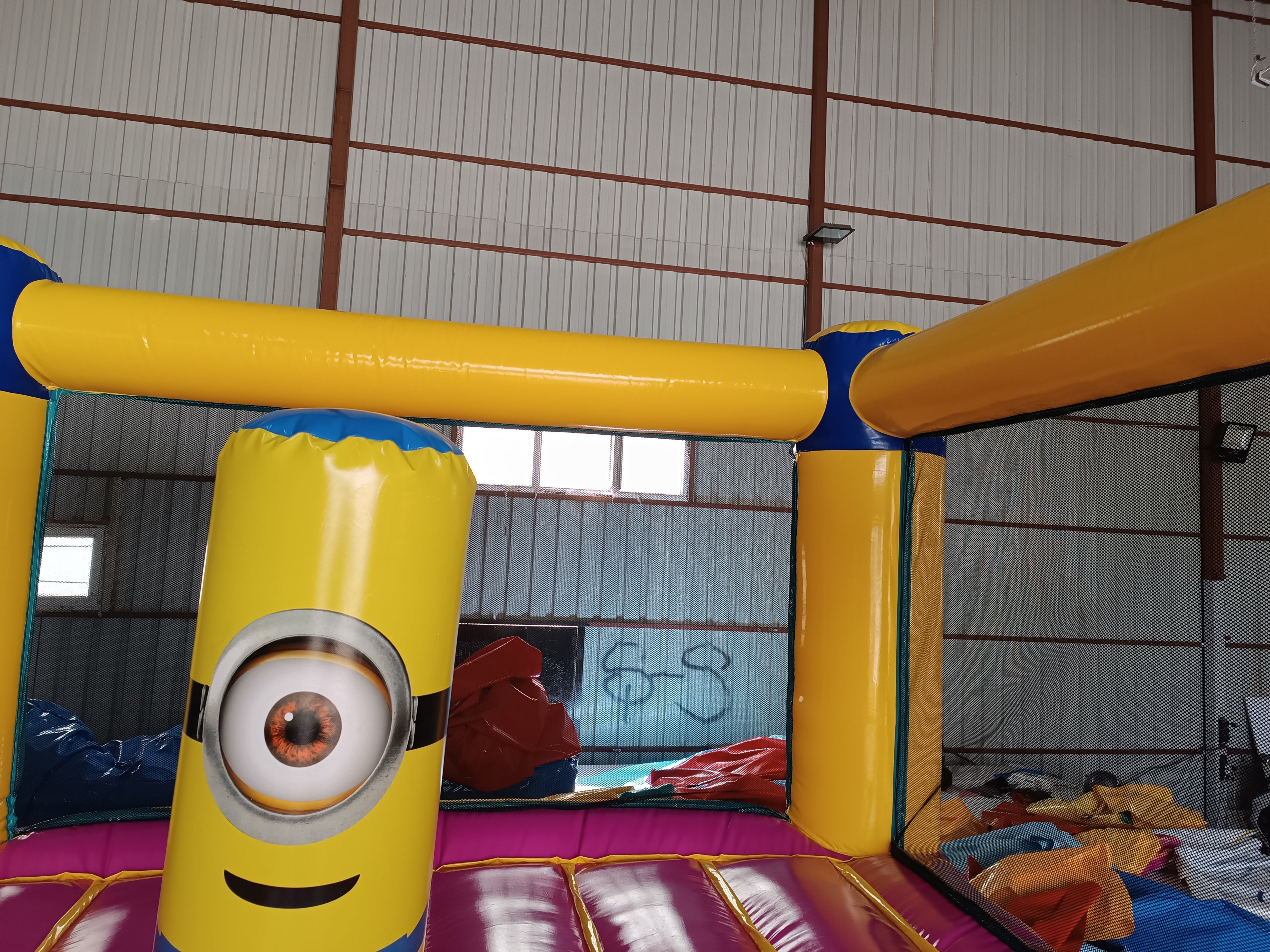 Minyon Temalı Şişme Zıpzıp