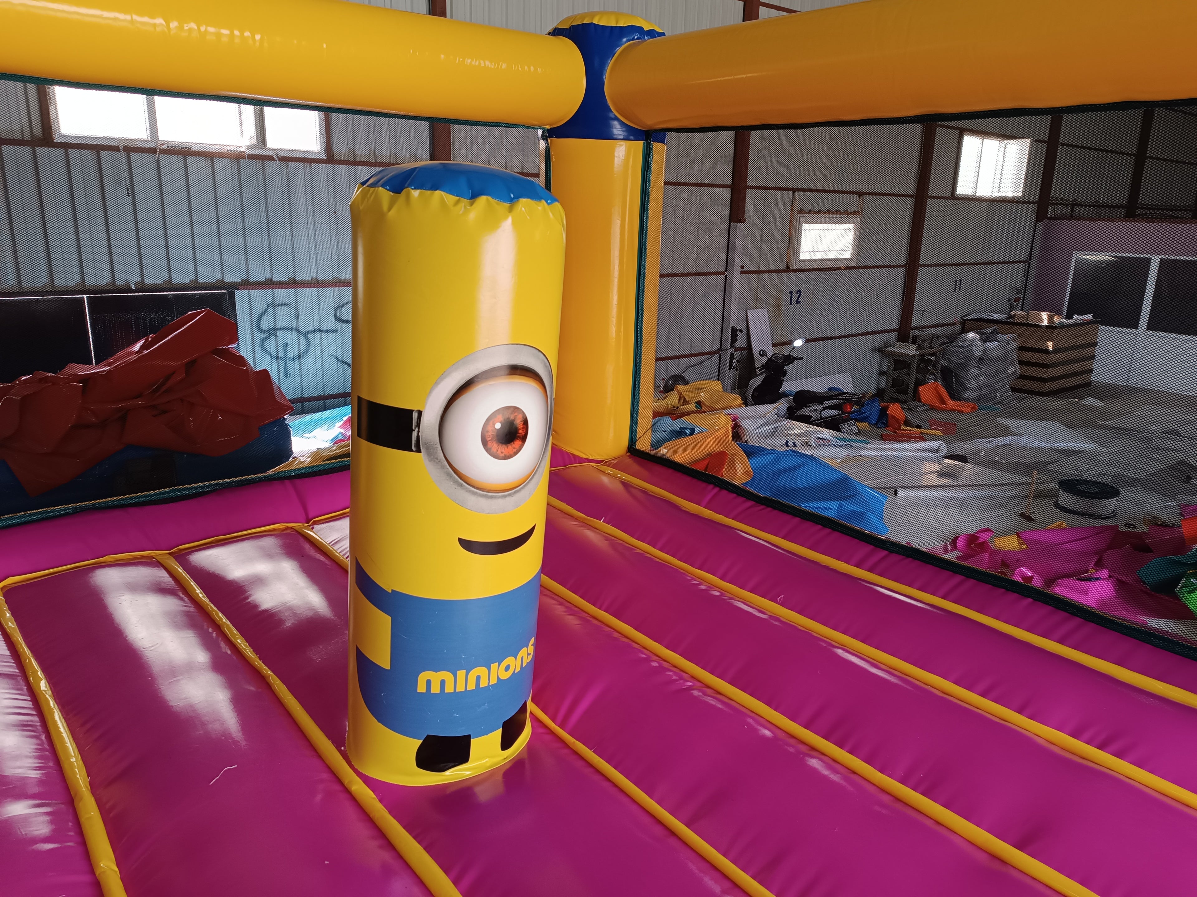 Minyon Temalı Şişme Zıpzıp