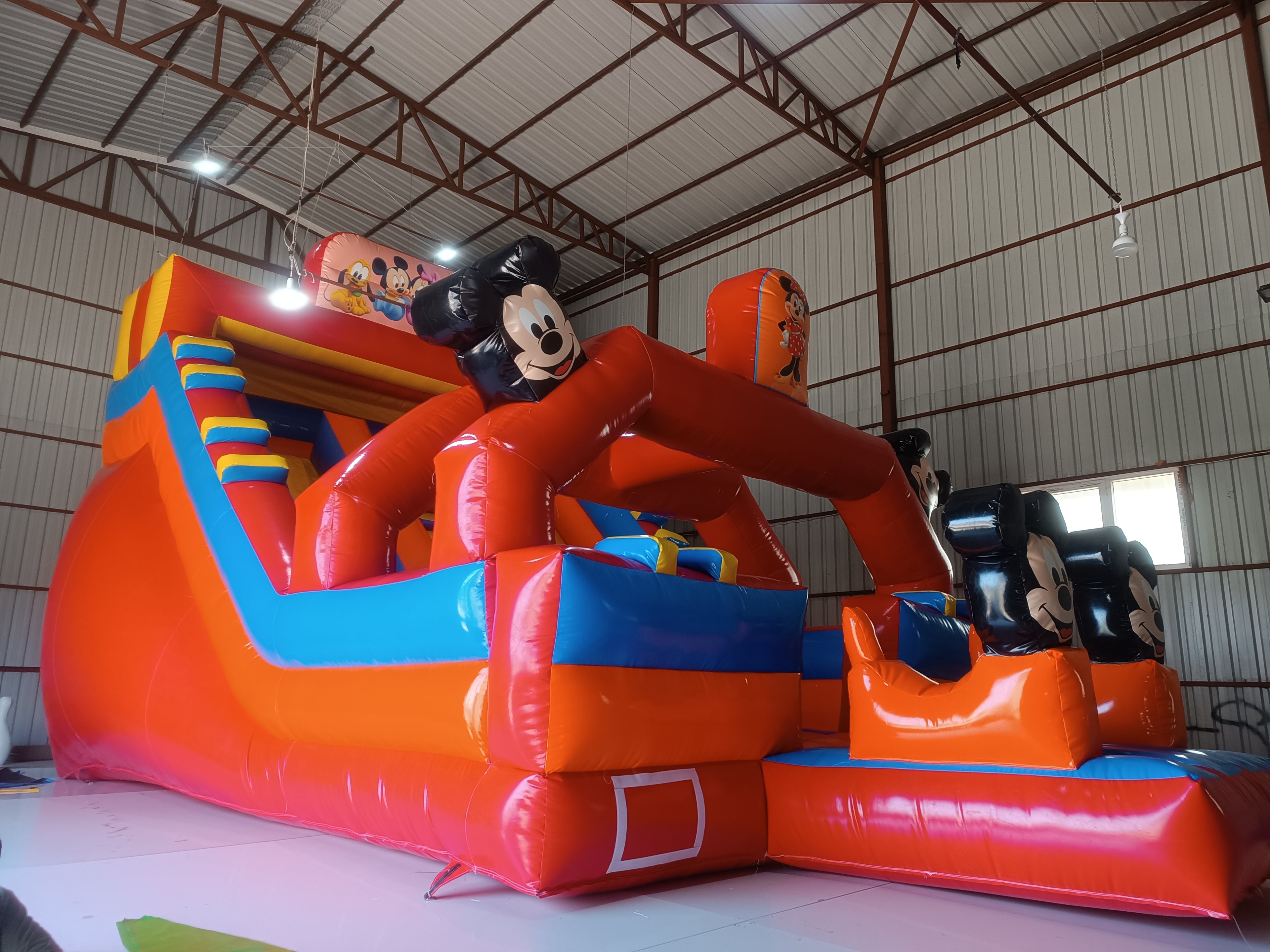 Mickey Mouse Temalı Şişme Kaydırak
