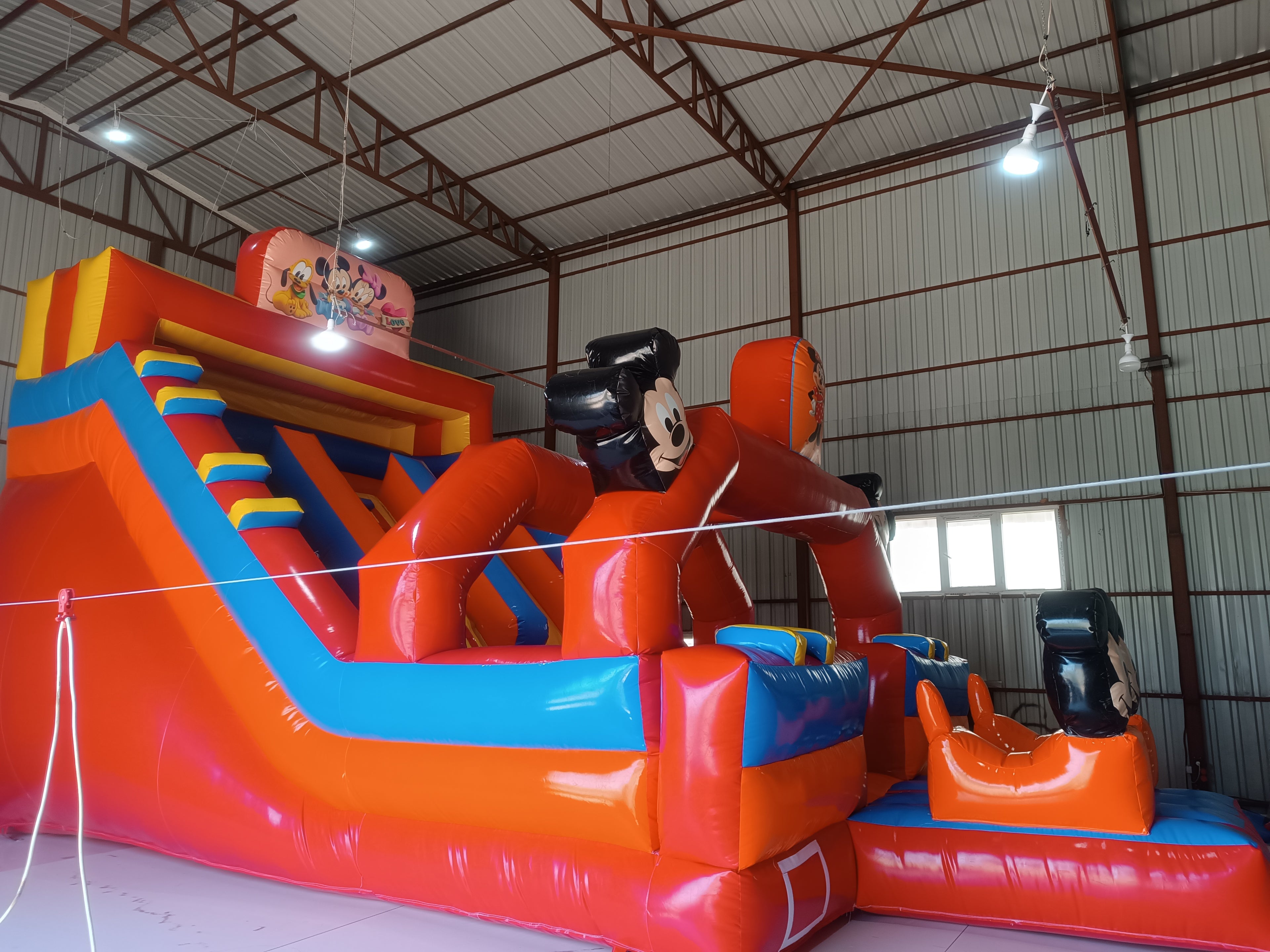 Mickey Mouse Temalı Şişme Kaydırak